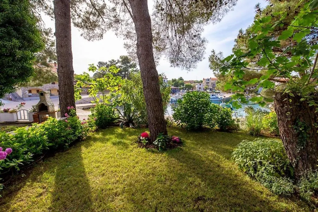Guest house House Dinka With Pool Hotel Porat  Croatia