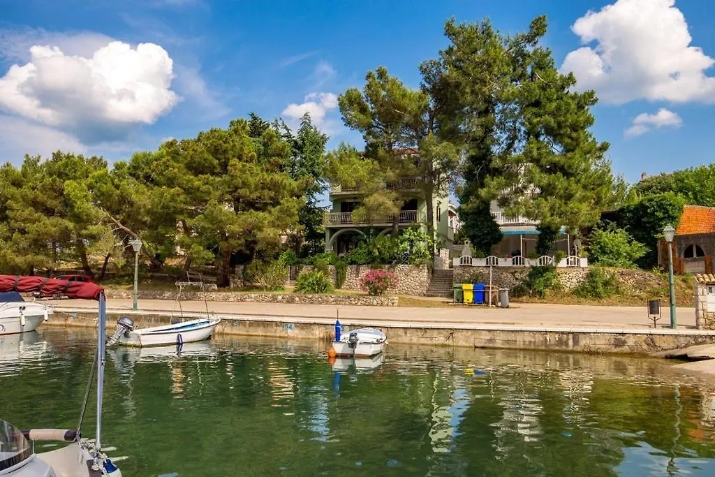 House Dinka With Pool Hotel Porat  0*, Porat (Krk)