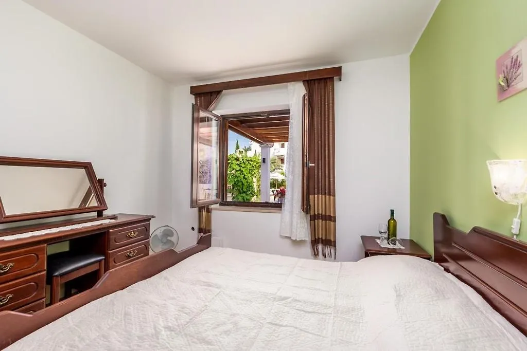 House Dinka With Pool Hotel Porat  Guest house