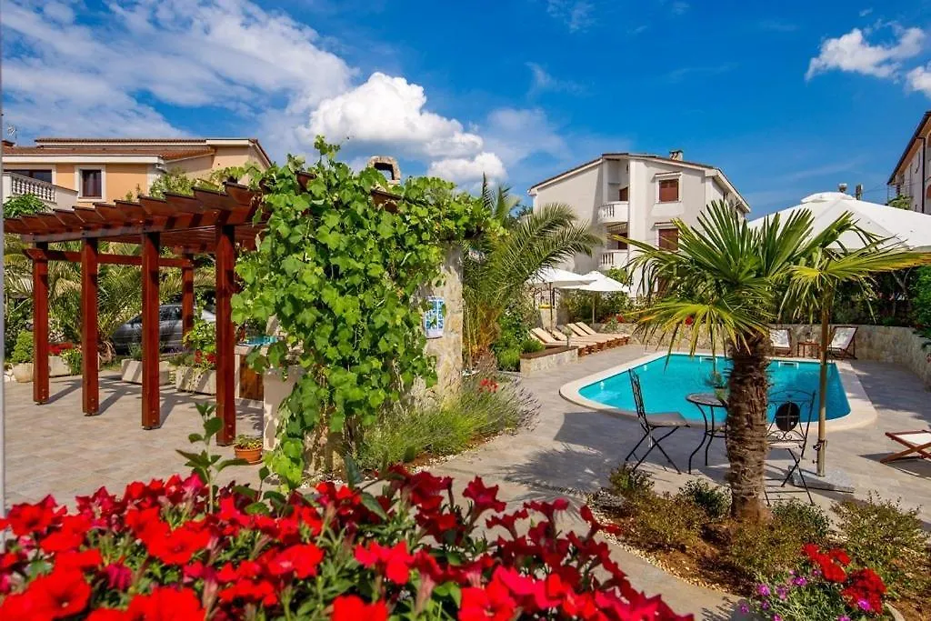 Guest house House Dinka With Pool Hotel Porat
