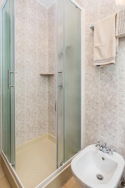 Hotel House Dinka With Pool Porat  0*, Porat (Krk)